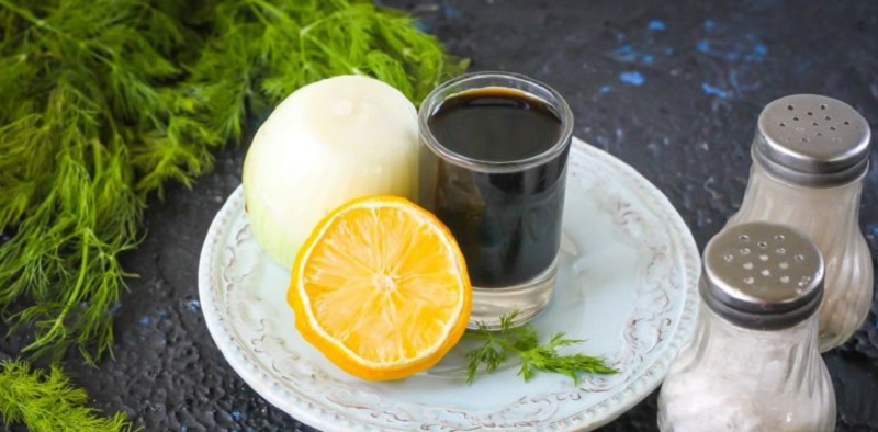 Ингредиенты для приготовления маринада с репчатым луком Лук, лимон, соевый соус