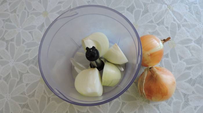 Измельчение лука в блендере Лук в блендере для свиной шеи