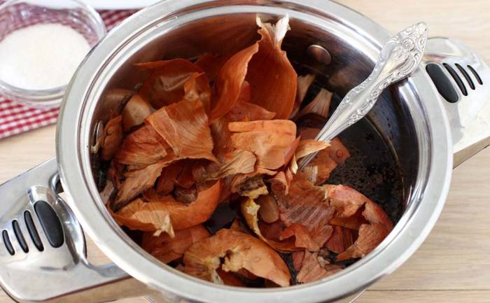 Добавление луковой шелухи в чай Луковая шелуха в кастрюле