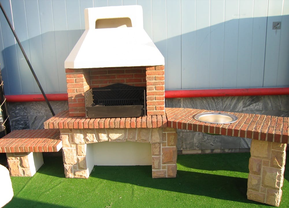 Мангал из кирпича под открытым небом Мангал из кирпича на улице