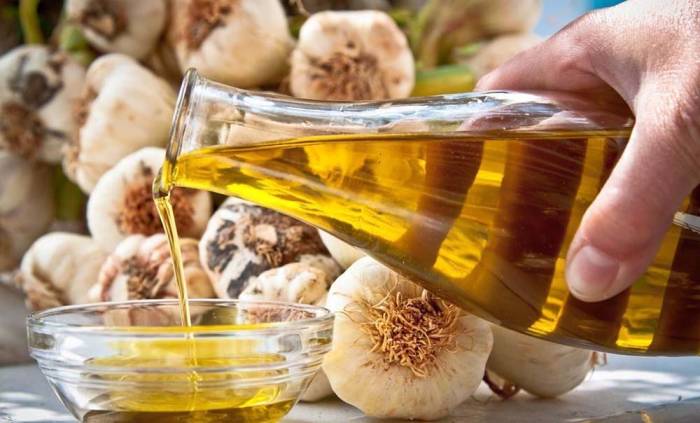 Растительное масло и чеснок для маринада Масло и чеснок