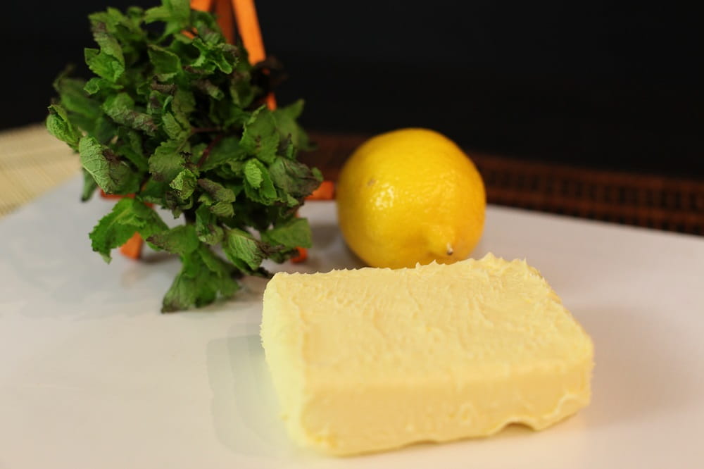 Ингредиенты для приготовления маринада на сливочном масле Масло, лимон, мята