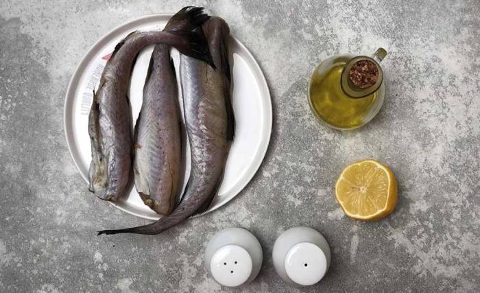 Ингредиенты для приготовления шашлыка из минтая Минтай, лимон и специи