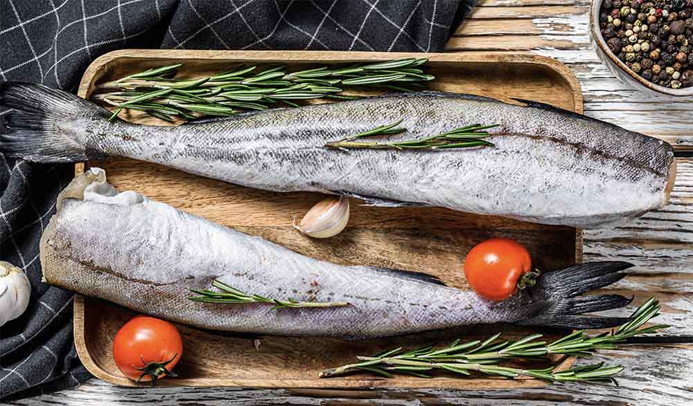 Свежие тушки минтая Минтай на столе