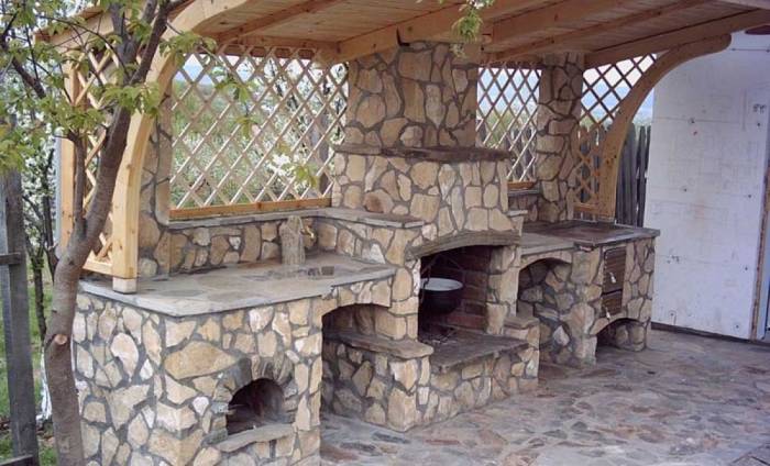 Многофункциональный мангал из природного камня Многофункциональный мангал из камня