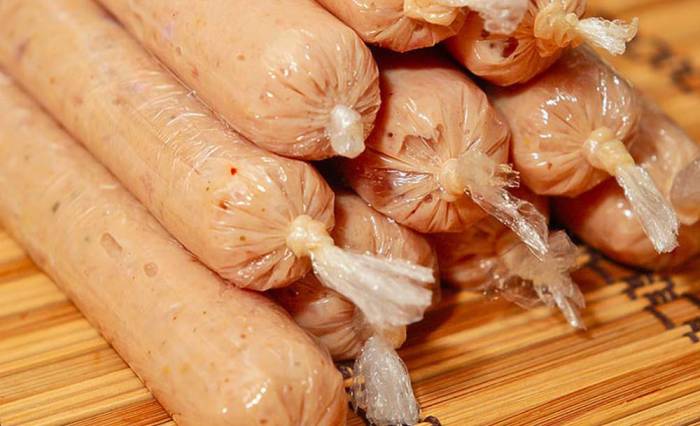 Завёрнутые в плёнку молочные сосиски Молочные сосиски в плёнке