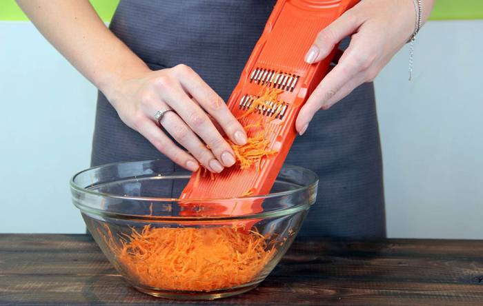 Измельчение морковки на тёрке для корейских закусок Морковь для грибной шаурмы