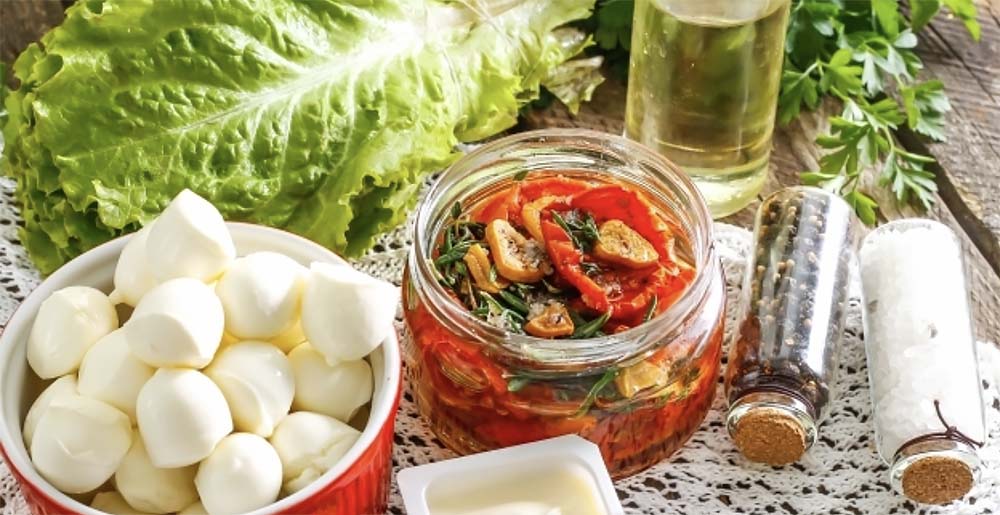 Ингредиенты для приготовления салата с вялеными помидорами и моцареллой Моцарелла, помидоры, салат