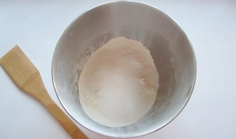 Просеянная мука в миске Мука в миске