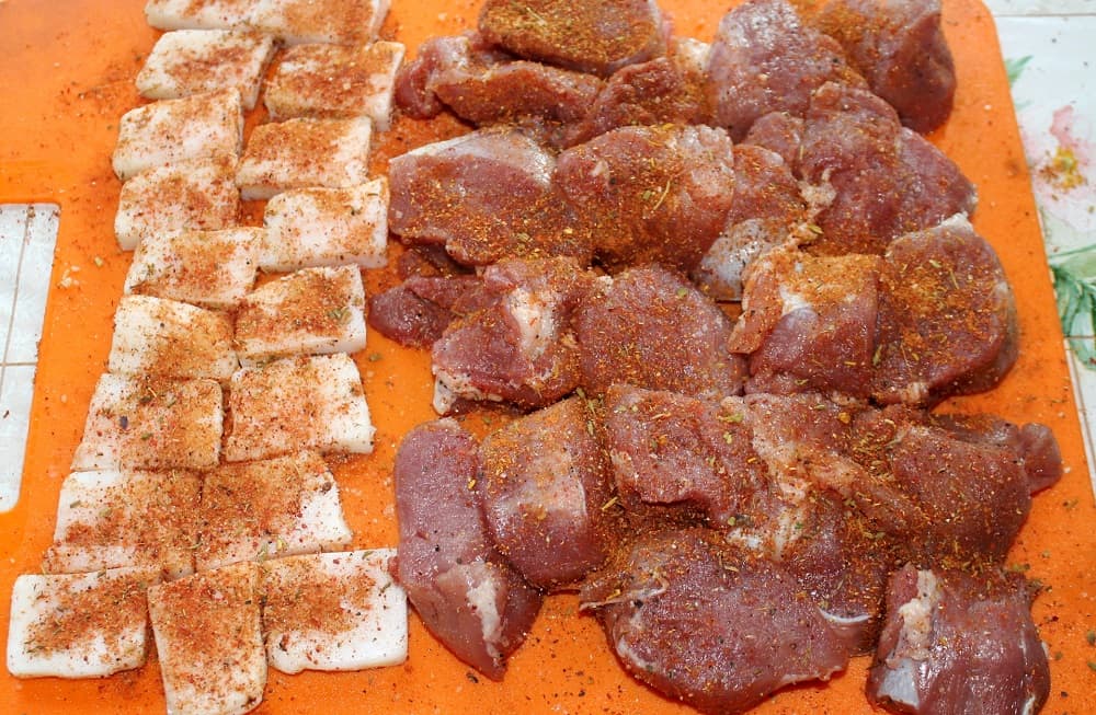 Посыпанное специями мясо и сало Мясо и сало со специями