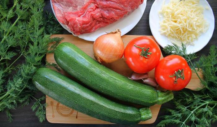 Ингредиенты для приготовления шашлыка по-карски Мясо, кабачок, помидор, лук