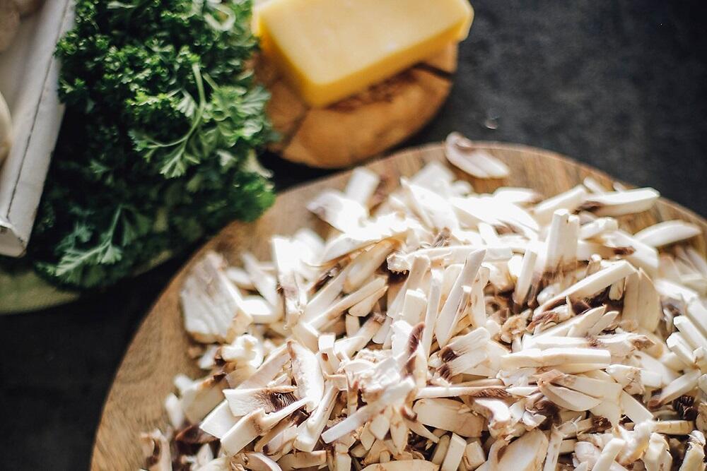 Порезанные шампиньоны для шаурмы Нарезанные грибы на разделочной доске