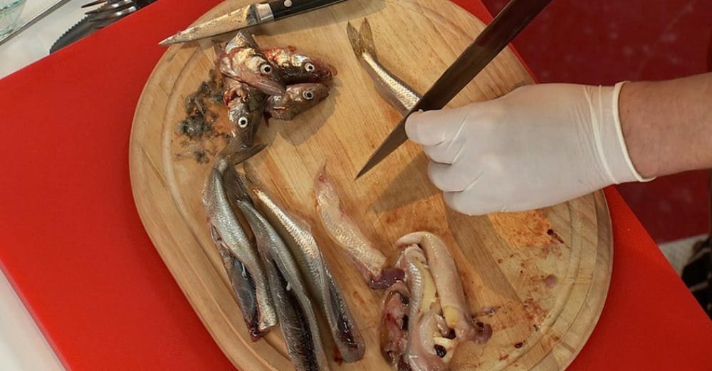 Чистка тушек корюшки Очищенные тушки корюшки