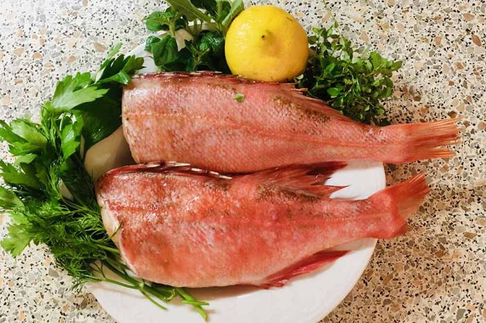 Ингредиенты для приготовления окуней в фольге Окуни, лимон и петрушка