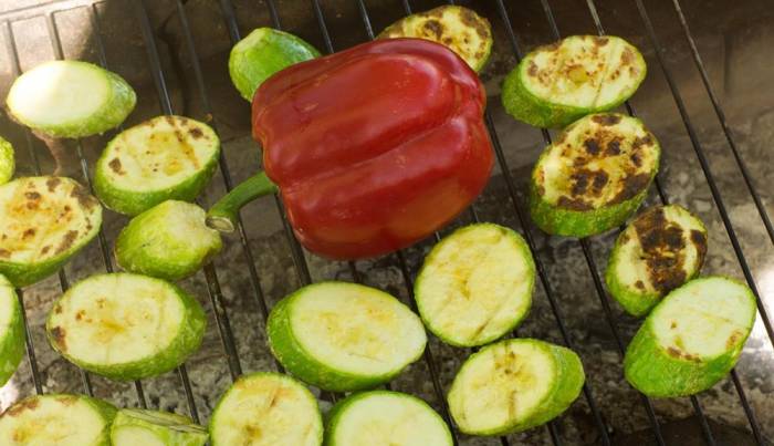 Приготовление овощей на решётке на мангале Овощи на решётке