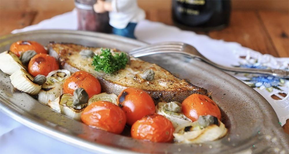 Приготовленный на гриле палтус с томатами и шампиньонами Палтус с помидорами и грибами