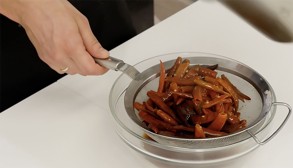 Откидывание перца на дуршлаг Перец и дуршлаг