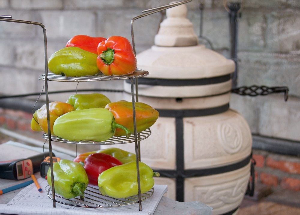 Приготовление овощей на решётке в тандыре Перец и тандыр