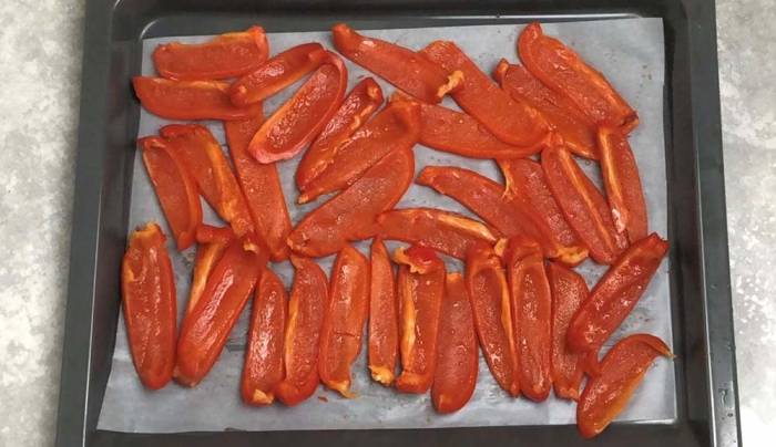 Кусочки болгарского перца на пергаментной бумаге Перец на противне