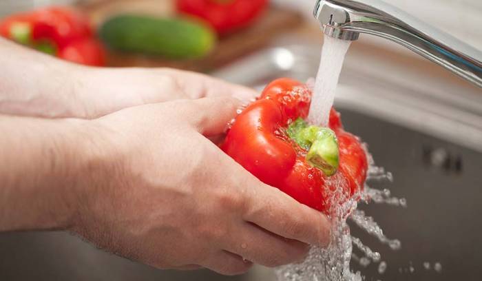 Мытьё болгарского перца под водой Перец под водой
