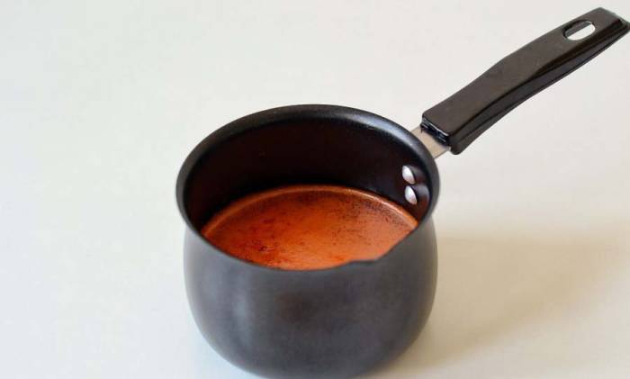 Приготовление тайского соуса Перец с чесноком в сотейнике