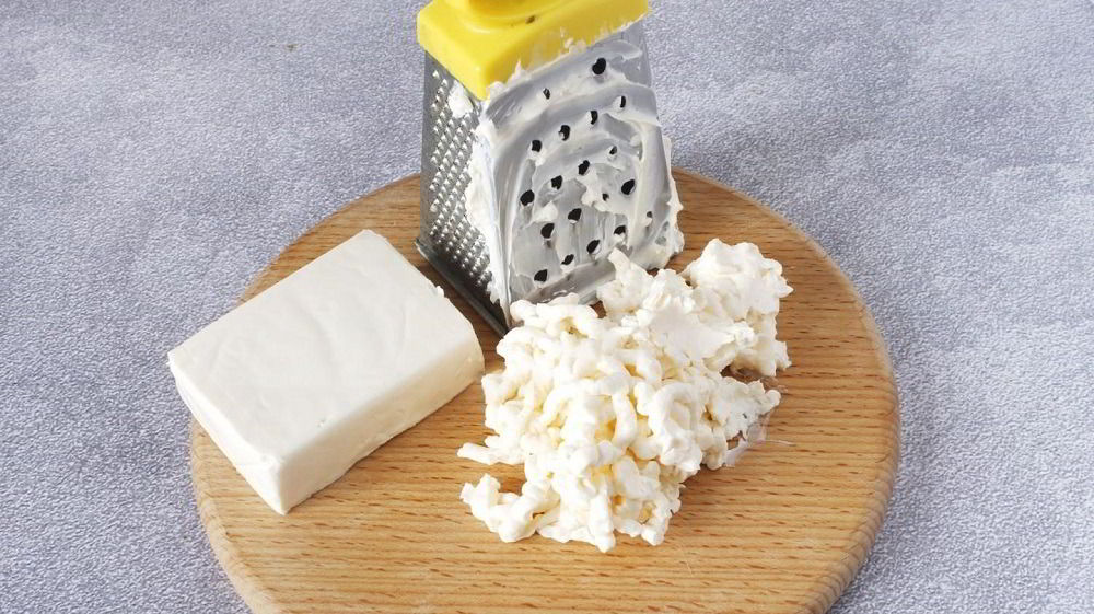 Натёртый для салата плавленый сыр Плавленый сыр для салата с колбасой и фасолью