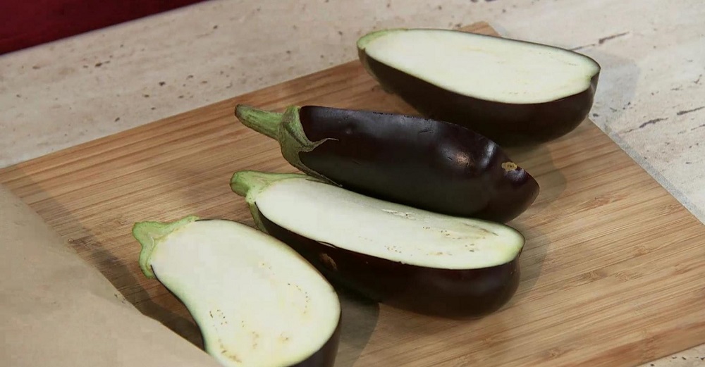 Разрезанные вдоль баклажаны Половинки баклажан для мангала