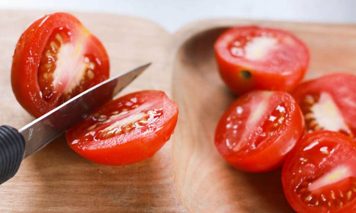 Разрезание томатов черри на половинки Половинки помидоров черри