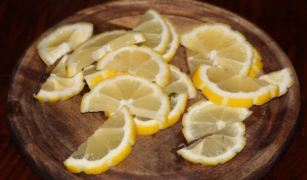 Нарезанный полукольцами лимон Полукольца лимона для шашлыка