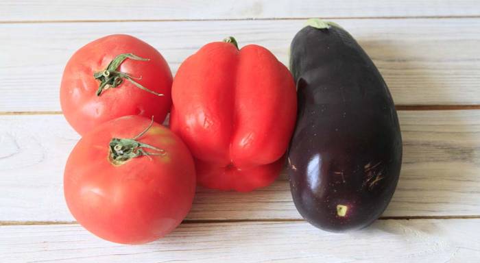 Помидоры, перец и баклажан для приготовления на мангале Помидоры, перец и баклажан