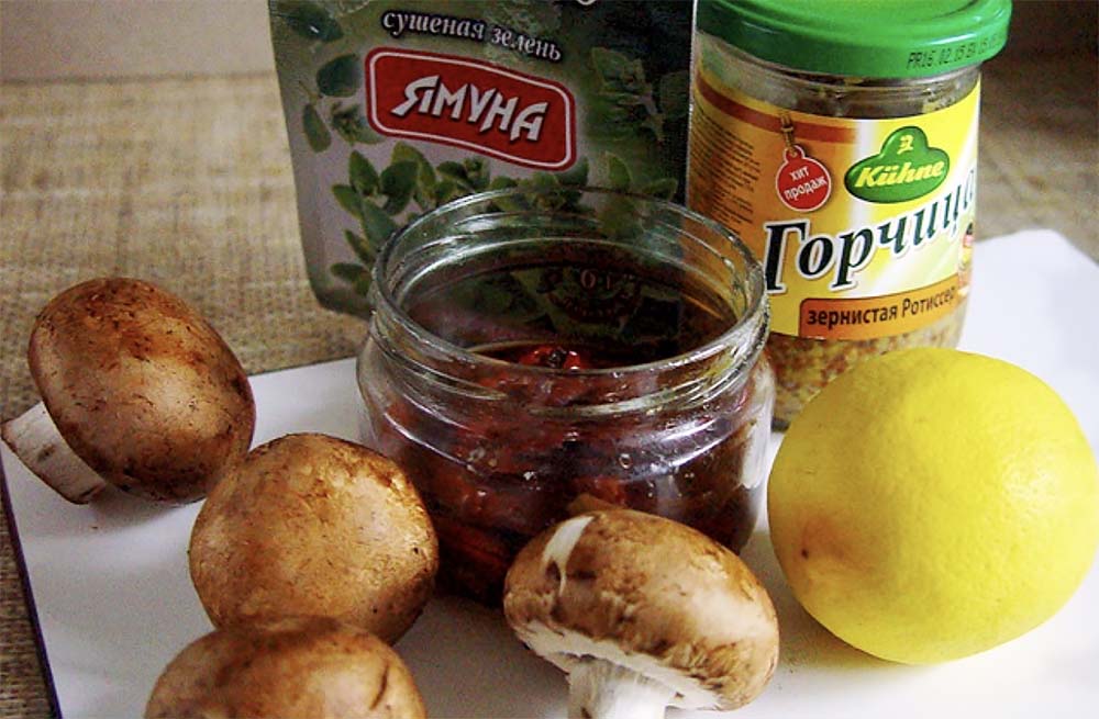 Ингредиенты для приготовления салата из сырых шампиньонов с вялеными помидорами Помидоры, шампиньоны, лимон