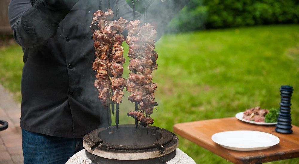 Приготовленный в тандыре шашлык Приготовление шашлыка в тандыре