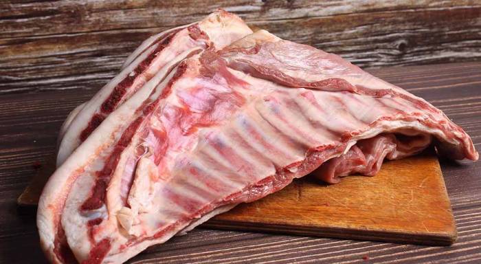 Свежие бараньи рёбра Рёбра для мангала