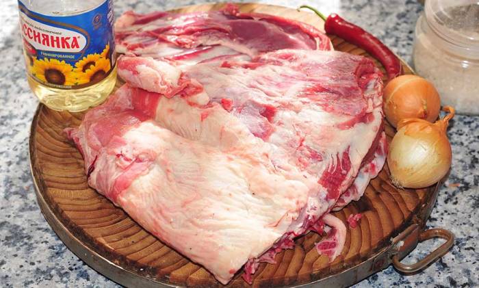 Ингредиенты для приготовления бараньих рёбрышек на мангале Рёбра, лук, масло