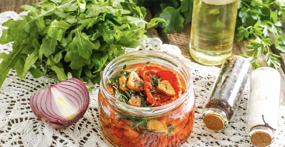 Ингредиенты для приготовления салата с вялеными помидорами и рукколой Руккола, помидоры, лук