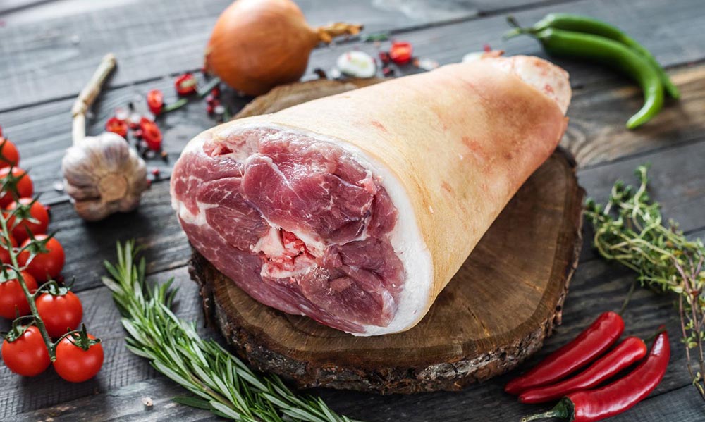 Свежая свиная рулька Рулька для мангала