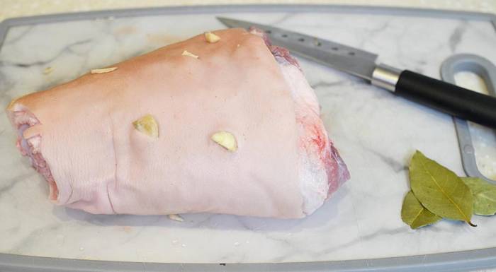 Нашпигованная чесноком свиная рулька Рулька и чеснок