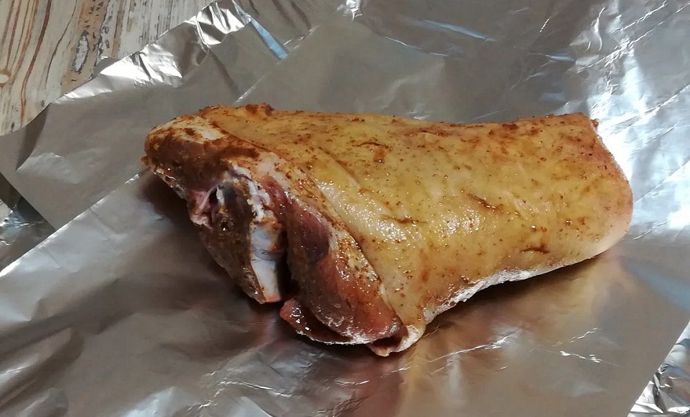 Заворачивание рульки в фольгу Рулька и фольга