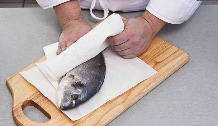 Обсушивание рыбы полотенцем Рыба и салфетки
