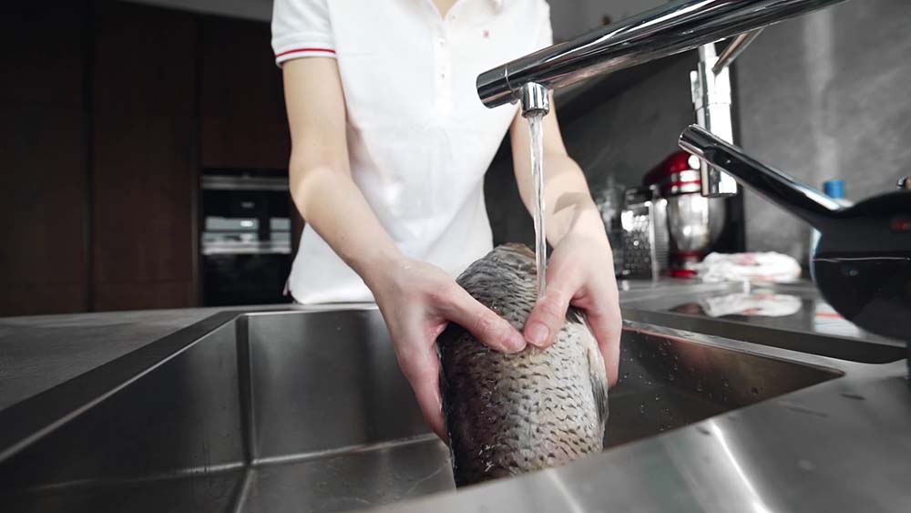 Мытьё рыбы под водой Рыба под водой