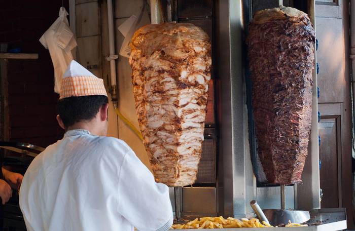 Приготовление мяса для шаурмы на вертикальном гриле Шаурма на вертикальном вертеле