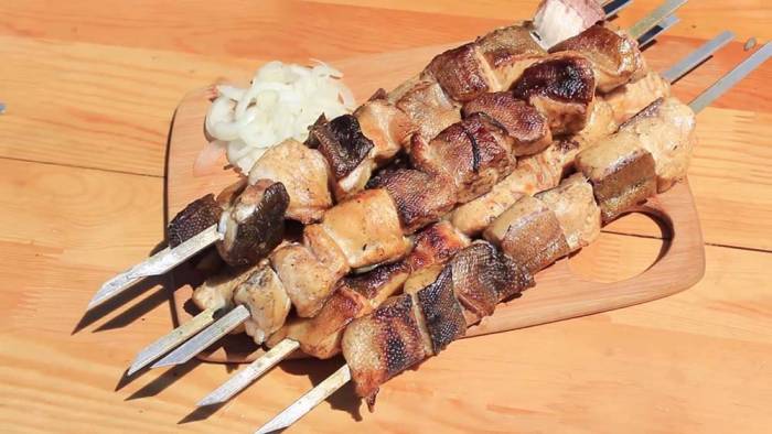 Шашлык из филе сазана, приготовленный на мангале Шашлык из филе сазана