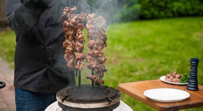 Извлечение шашлыка из тандыра Шашлык из тандыра