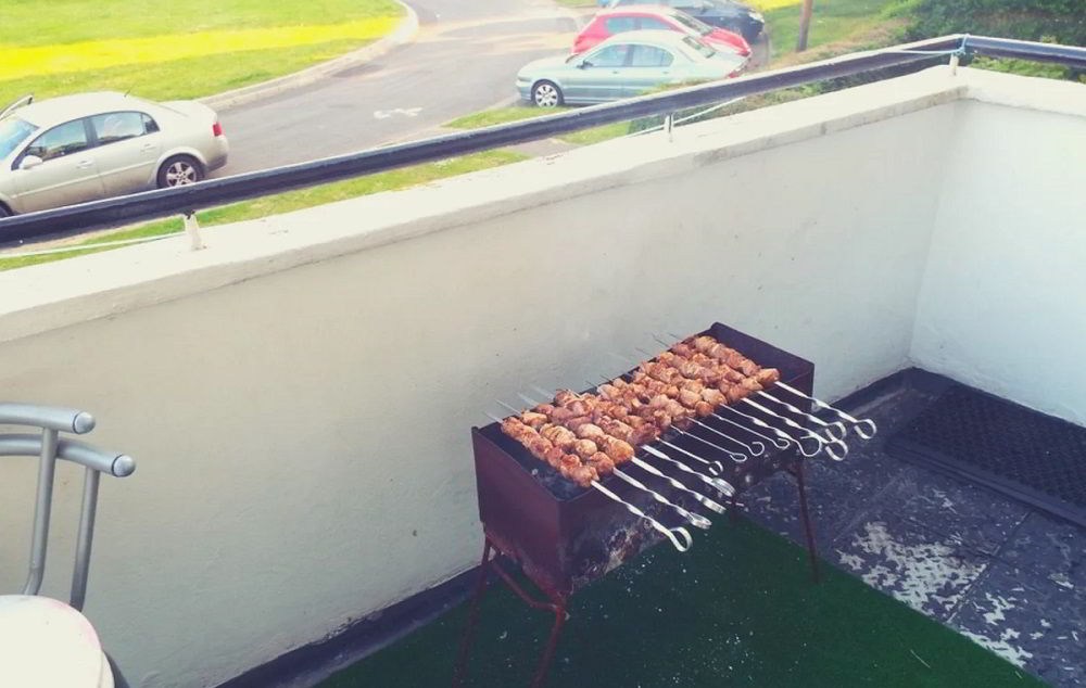 Приготовление шашлыков на открытом балконе Шашлык на открытом балконе