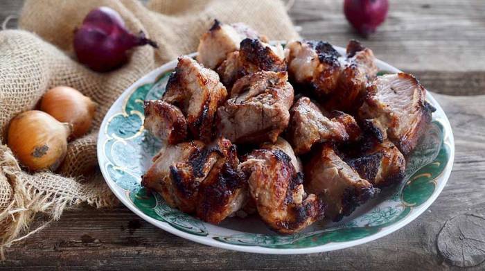 Готовый шашлык на керамической тарелке Шашлык на тарелке