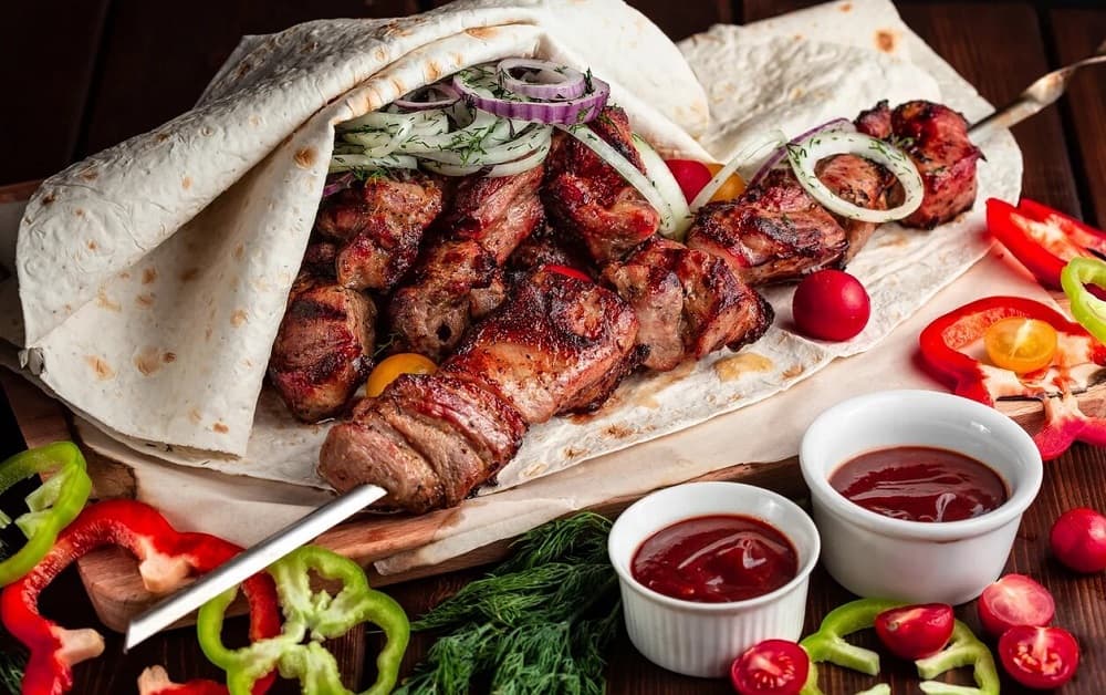 Подача шашлыка с лавашом Шашлык с лавашом