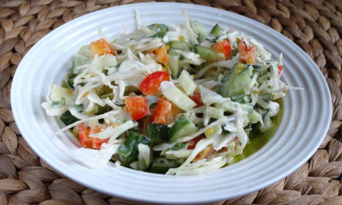 Салат «Лёгкий ветерок» из капусты с перцем и сельдереем Салат с капустой, перцем и сельдереем