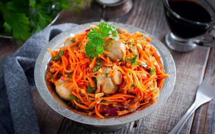 Салат с шампиньонами и корейской морковью Салат с морковью и грибами