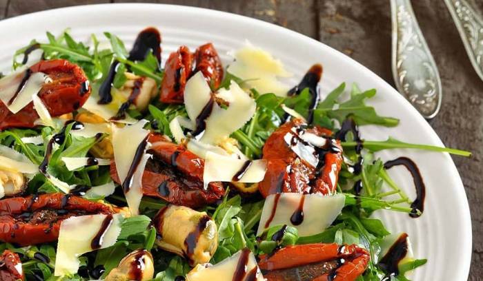 Салат из морепродуктов с овощами и вялеными помидорами Салат с помидорами и мидиями