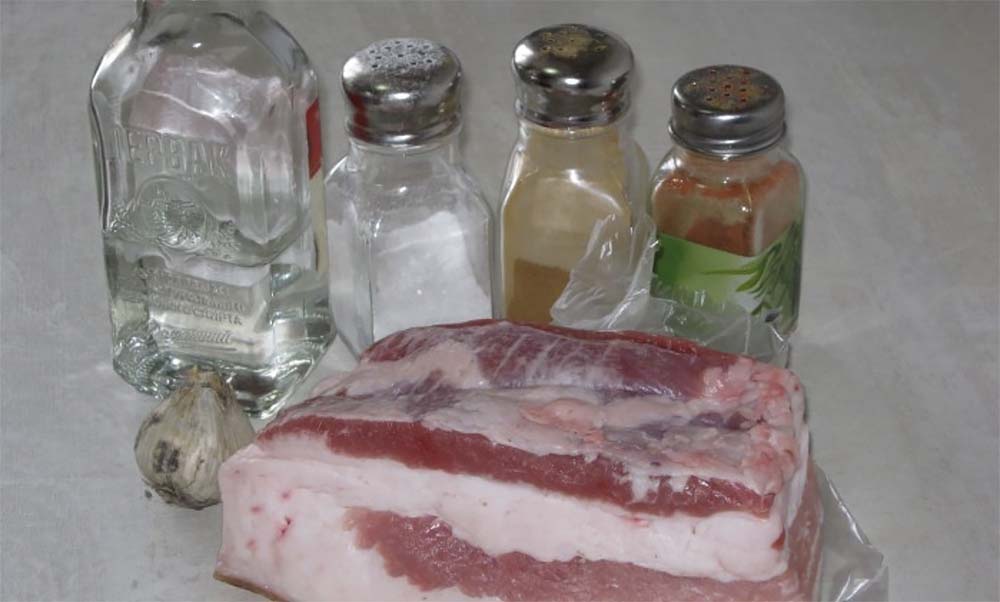 Ингредиенты для приготовления сыровяленого сала Сало, водка и специи